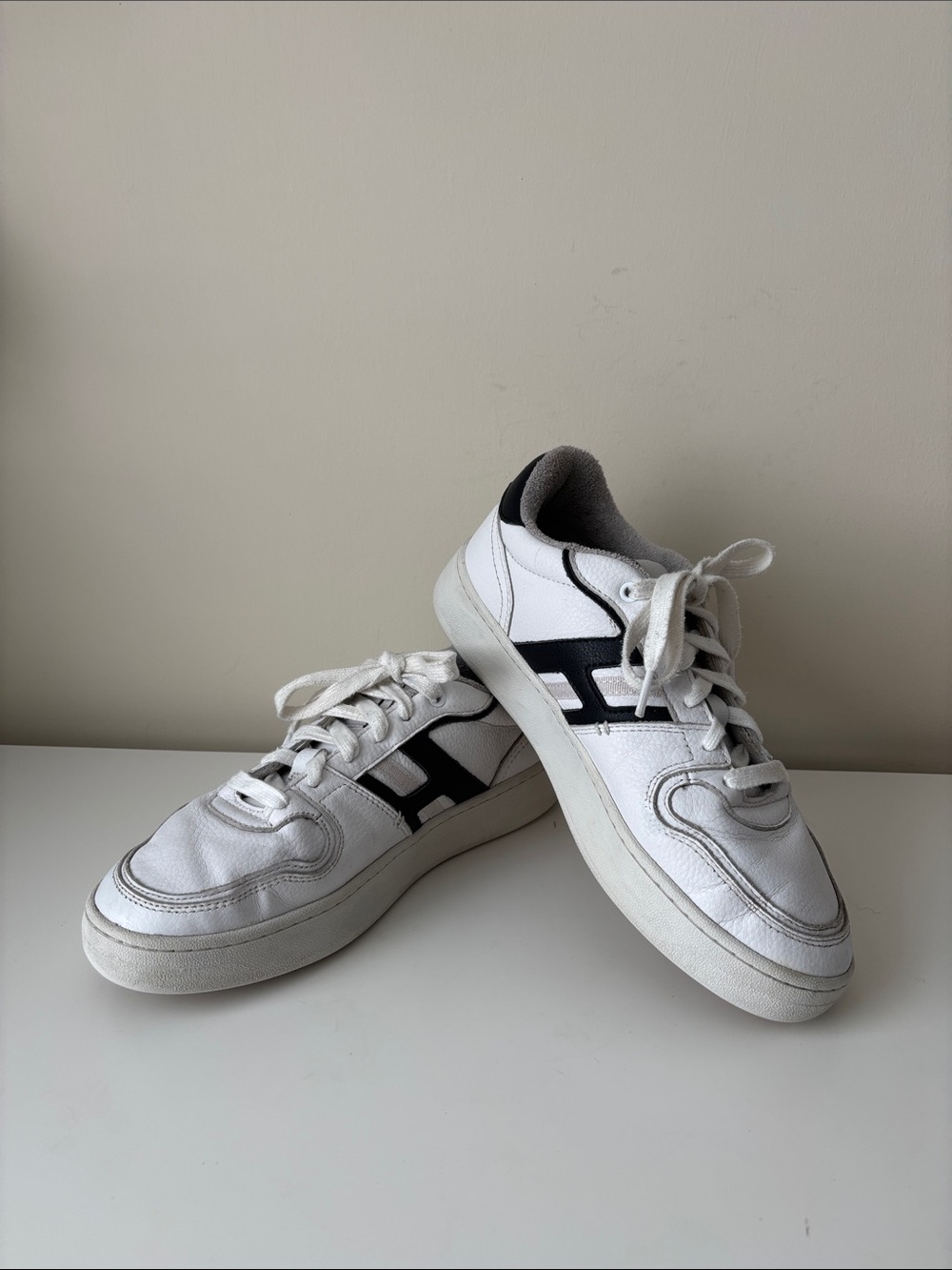 HOFF Grand Central White Low-Top Sneakers Black Detail Women’s 9 EUC